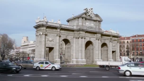 Arch puerta de alcala auf dem Unabhängigkeitsplatz — Stockvideo