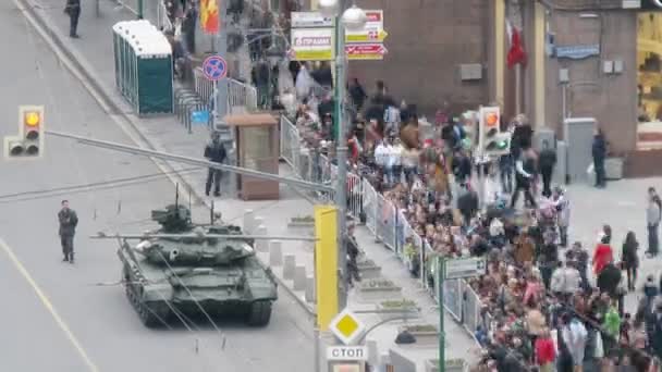 Crowd looking at tank — Stock Video