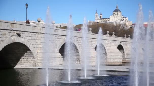 Folk går av bron i Segovia — Stockvideo