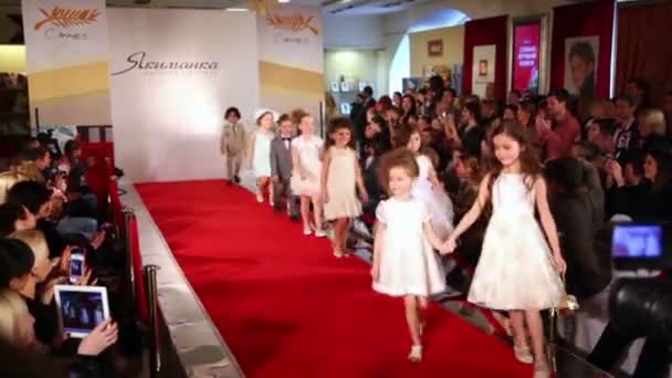 Les enfants terminent leur performance au podium — Video