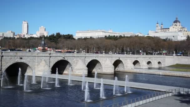 Tráfico en el puente de Segovia — Vídeo de stock