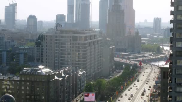 Luftaufnahme des Verkehrs auf dem neuen Arbat — Stockvideo