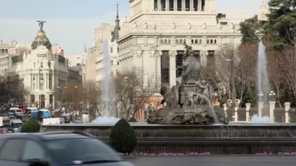 Provoz na náměstí Cibeles — Stock video