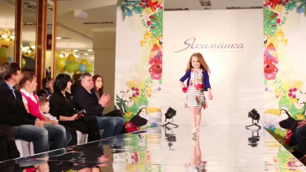 Meisje op de start-en landingsbaan op een fashion show — Stockvideo