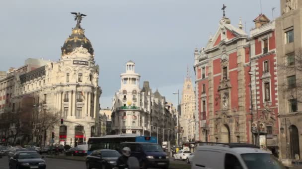 Street Calle de Alcala near Metropolis building — Stock Video