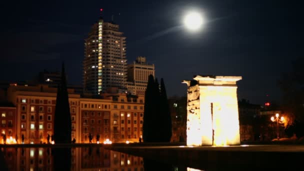 As pessoas andam perto do templo Debod e lagoa — Vídeo de Stock