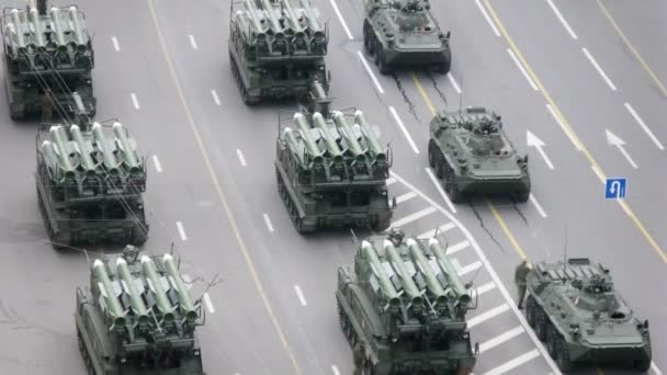 Vehículos militares alineados en la carretera — Vídeos de Stock