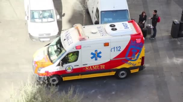 Ambulance auto rijdt — Stockvideo