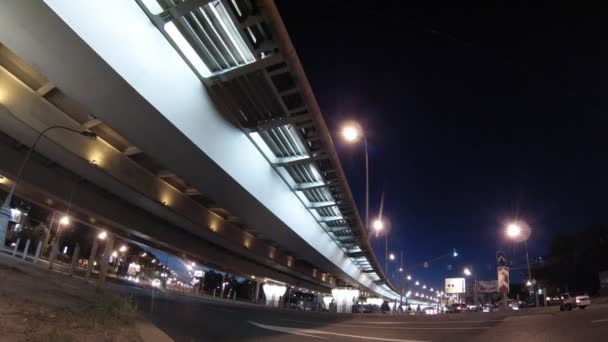 Autos nähern sich der Brücke — Stockvideo