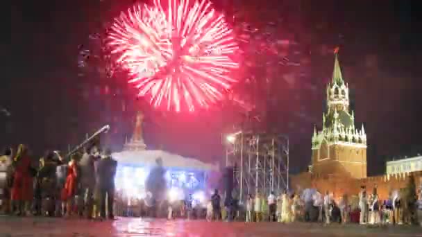Plaza Roja en espectáculo de fuegos artificiales — Vídeo de stock