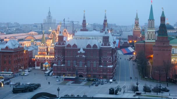 Vehículos militares en movimiento en el Kremlin — Vídeos de Stock