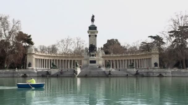 Alfonso Xii monumentet över dammen — Stockvideo