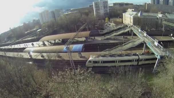 Tren de paseo cerca de la plataforma en otoño — Vídeos de Stock