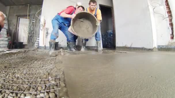 Trabajadores poniendo piso nuevo en apartamento — Vídeos de Stock