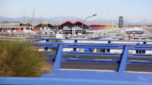 Flugzeuge und Bauten in der Nähe des Flughafens Barajas — Stockvideo