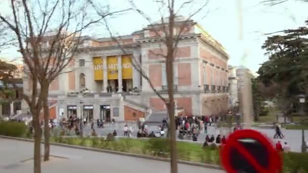 Πολλοί άνθρωποι με τα πόδια κοντά στο Μουσείο Πράδο — Αρχείο Βίντεο