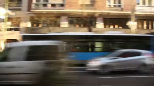 Автомобильное движение на улице Мадрид — стоковое видео