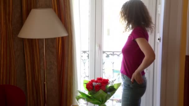 Jeune femme se tient près de la fenêtre — Video