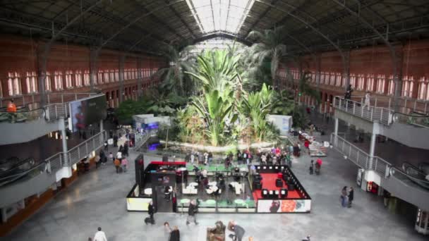 La gente cammina alla stazione ferroviaria di Atocha — Video Stock