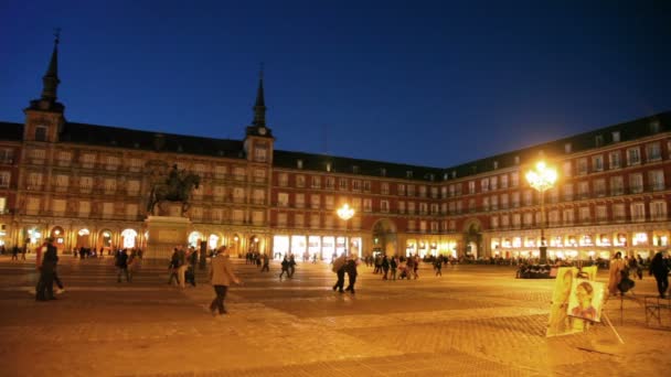 Ludzie chodzą na Plaza Mayor — Wideo stockowe