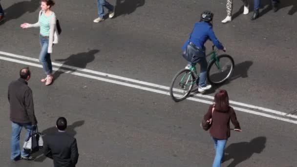 La gente cruza la carretera en Madrid — Vídeos de Stock