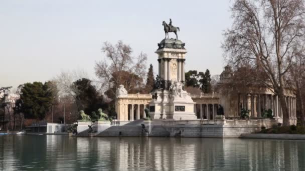 Paardensport monument aan Alfonso Xii — Stockvideo