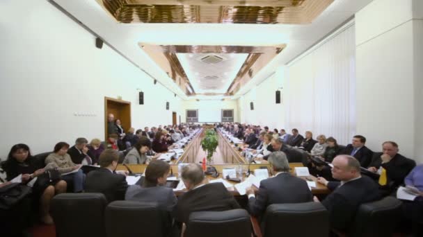 在莫斯科的圆桌会议举行选举 — 图库视频影像