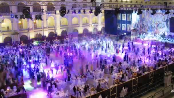 Gente bailando en el salón — Vídeos de Stock