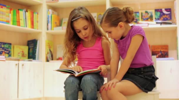 Duas meninas lendo livro — Vídeo de Stock