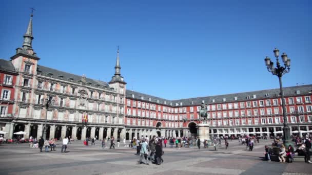 Toeristen lopen op Plaza Mayor — Stockvideo