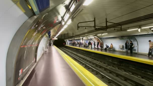 Personas en la estación de tren — Vídeos de Stock