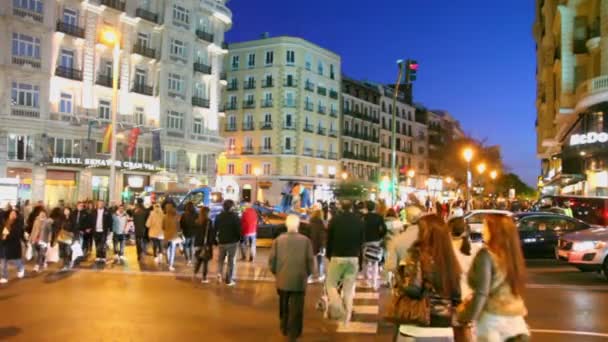 Los peatones cruzan la calle Gran Vía — Vídeos de Stock