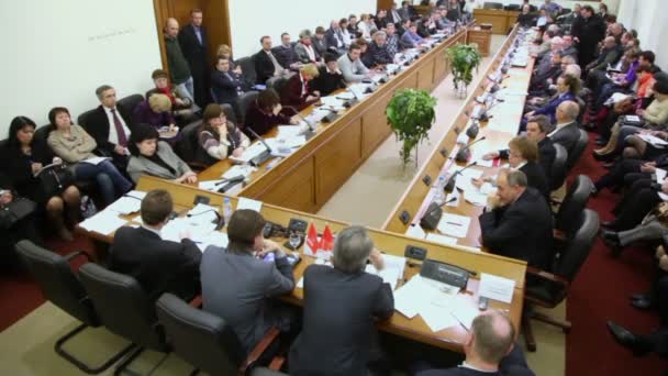 Saal mit Menschen bei Wahlen am Runden Tisch — Stockvideo