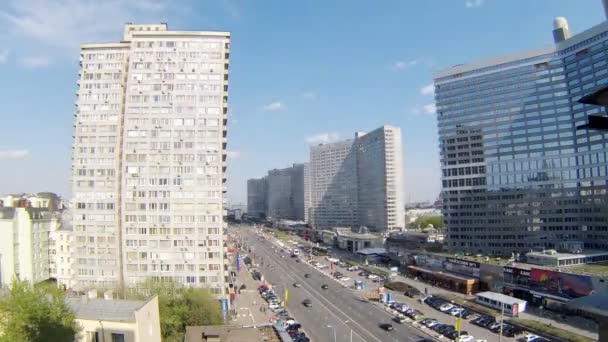 Trafic sur une grande rue — Video