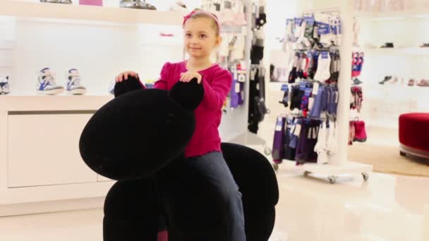 Niña jugando con juguete grande — Vídeos de Stock