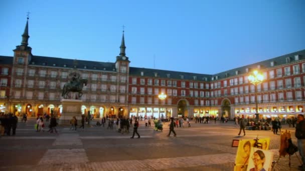 Туристы прогуливаются по площади Plaza Mayor — стоковое видео