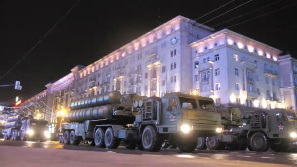 Militärparadefahrzeuge in der Nacht — Stockvideo