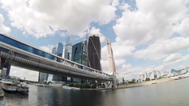 Moderne brug over Moskou-stad — Stockvideo