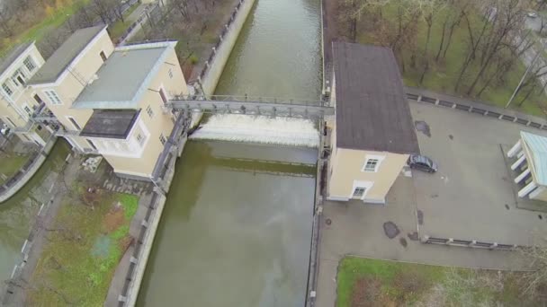 Coches paseo en muelle del río Yauza — Vídeo de stock