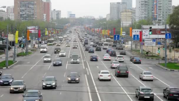 Tráfico diurno en la calle Schelkovskoe — Vídeos de Stock