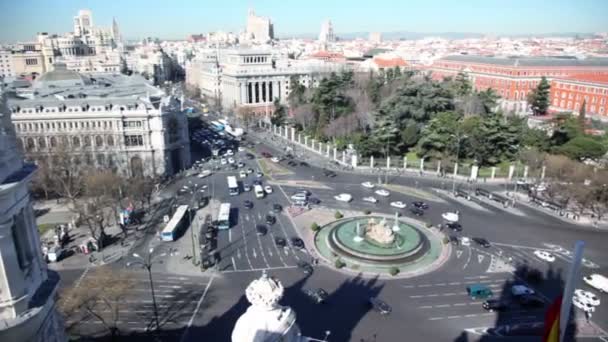 Panoráma města s provoz na Calle de Alcalaa — Stock video