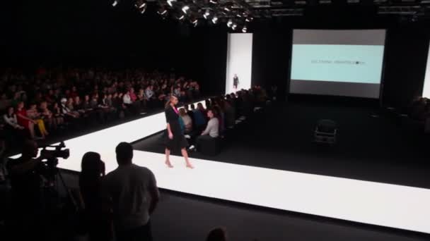 Modeshow van Sultanna Frantsuzova — Stockvideo