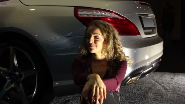 Wesoła dziewczyna siedząca na samochód — Wideo stockowe