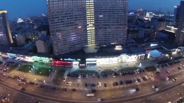 Большое здание с трафиком — стоковое видео