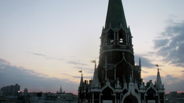 Vista nocturna de una antigua torre — Vídeo de stock