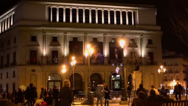 Toeristen lopen in de buurt van Teatro Real — Stockvideo