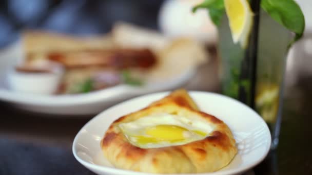Khachapuri with egg spins — Stock Video