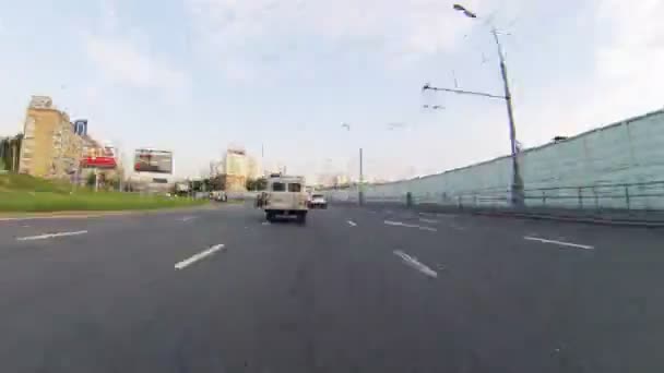 Gaan door de stad met de auto in Moskou — Stockvideo