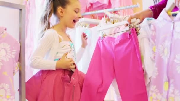 母は彼女の娘の服を選ぶを助ける — ストック動画