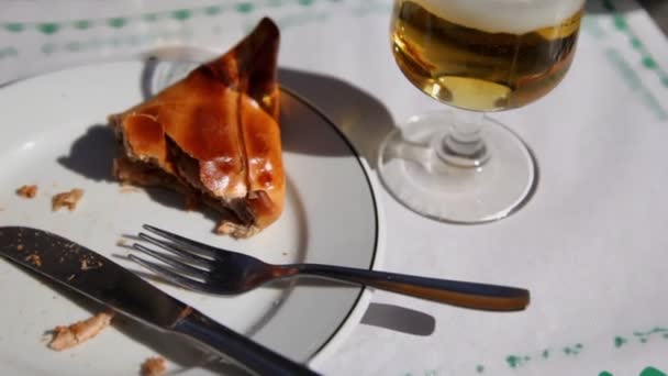 Bicchiere di birra e torta — Video Stock